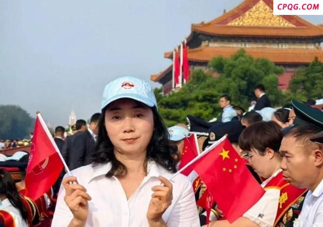 她替儿子现场观礼九三阅兵