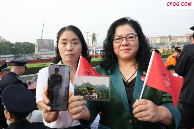 她替儿子现场观礼九三阅兵 英雄母亲的骄傲与泪目
