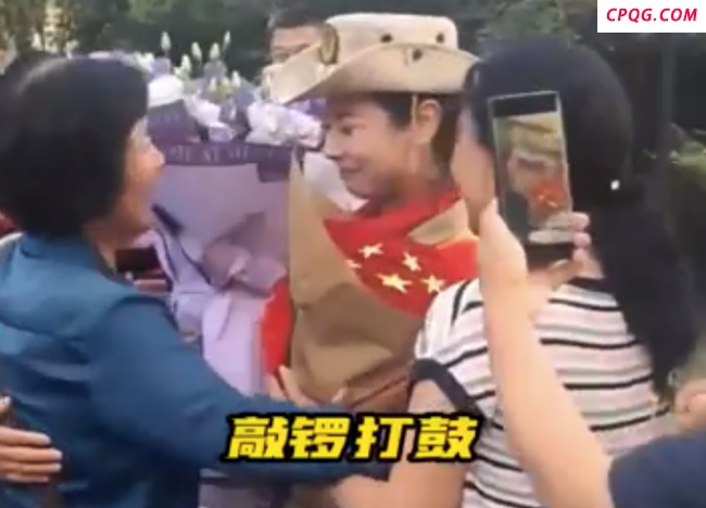 民兵方队女兵回家邻居拉横幅迎接 邻居：是一位宝妈，半年没见孩子了