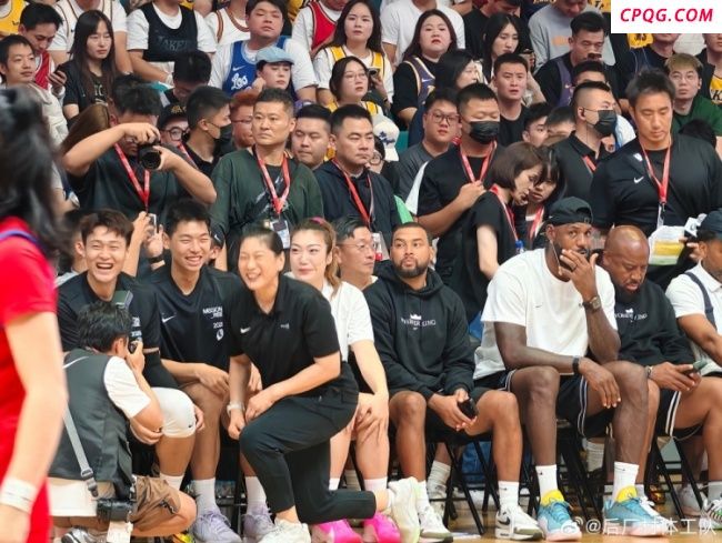 李梦现身詹姆斯成都行