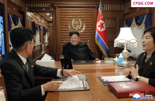 朝方公开金正恩回程车内照片