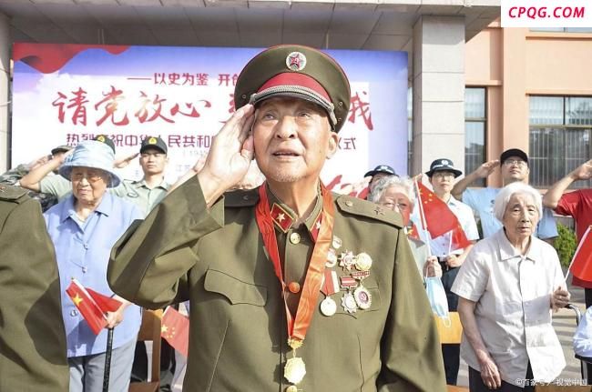 [北京]升旗时老兵敬礼老外脱帽的国际同框