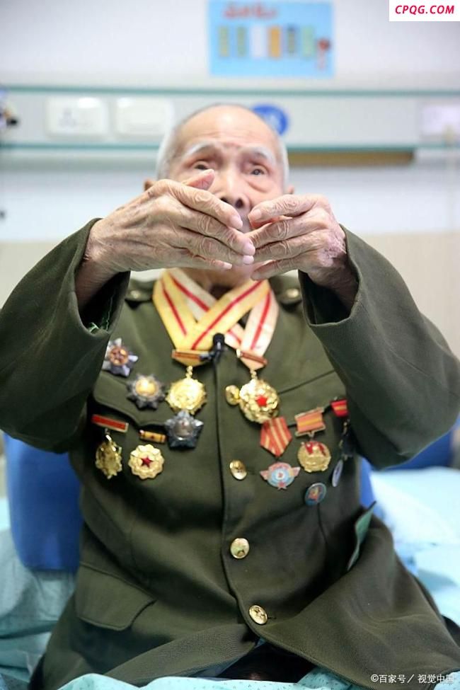 [北京]升旗时老兵敬礼老外脱帽的国际同框 感人瞬间铭记历史