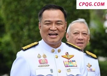 阿努廷当选泰总理后到医院跪拜父亲 新总理诞生引发关注