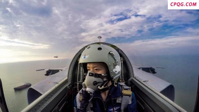 95后战机女飞阅兵第一个飞过天安门