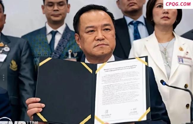 他信抵达新加坡