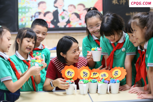 四川乐山：多彩活动喜迎教师节