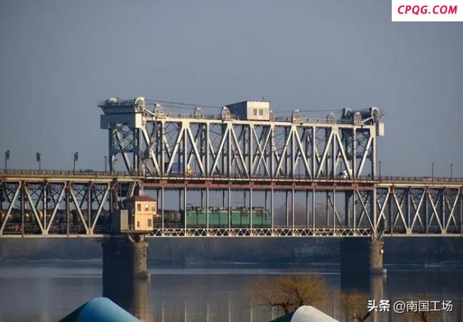 乌克兰总理办公室被俄军空袭起火 乌全境遭大规模轰炸