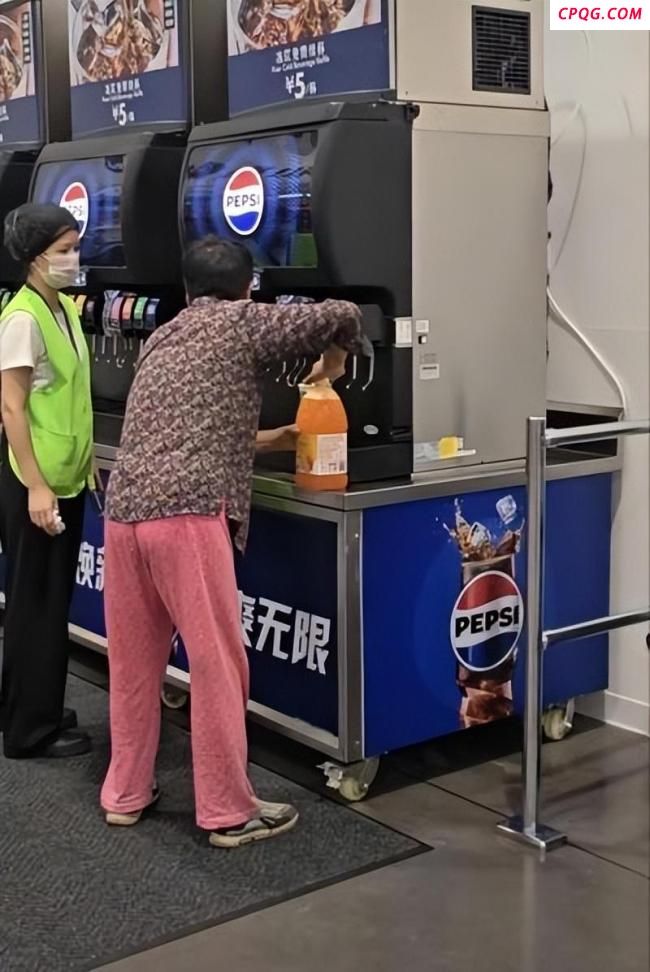 山姆店回应顾客自带桶续杯饮料