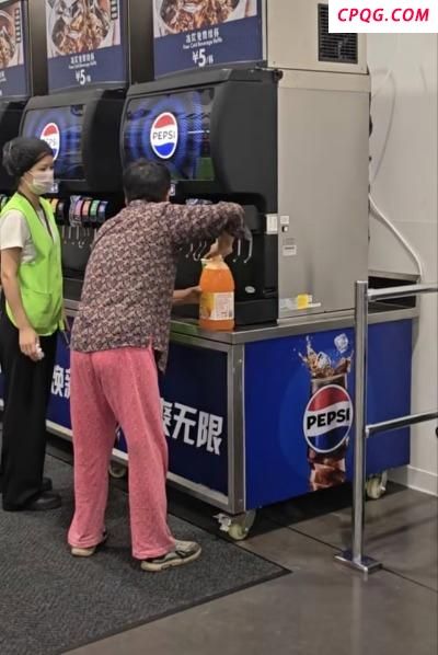 一山姆店现顾客自带桶续杯饮料