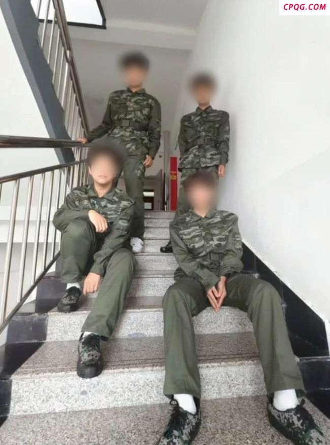 272万网民选的军训服改良版穿上了