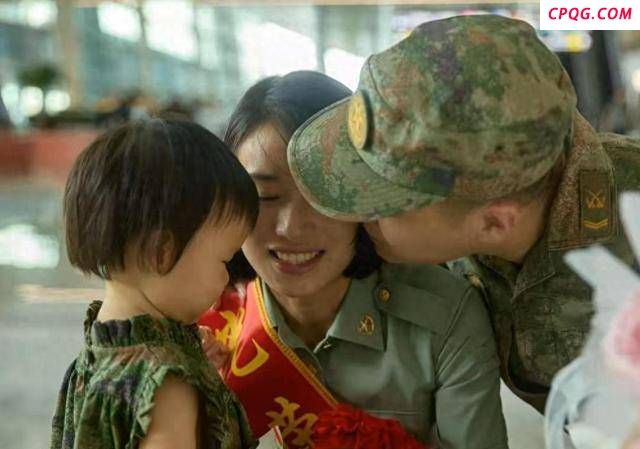 12年女兵光荣退伍回家 女儿陌生眼神触动人心
