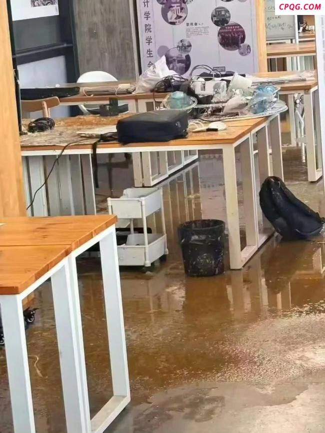 管道破损粪水洒满教室学生崩溃大哭 眼镜掉入管道引发事故