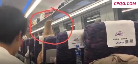 女子高铁上脱鞋将脚举起做操！