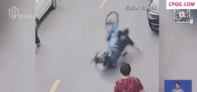 共享单车骑行中突然被锁致多人摔伤 安全隐患引关注