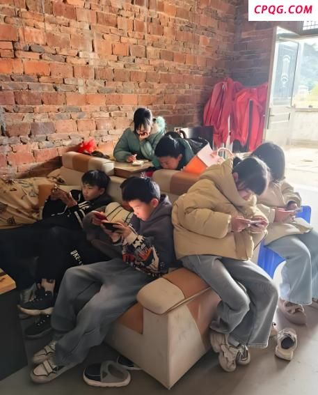 反网游家长全国奔走苦盼孩子回归 呼吁陪伴与引导