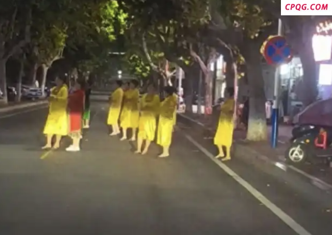 交警回应一群阿姨路中央练舞：正约谈相关组织负责人