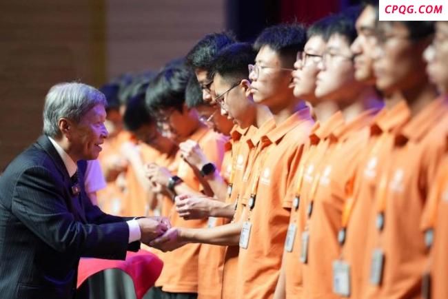 曹德旺现身福耀科技大学开学典礼