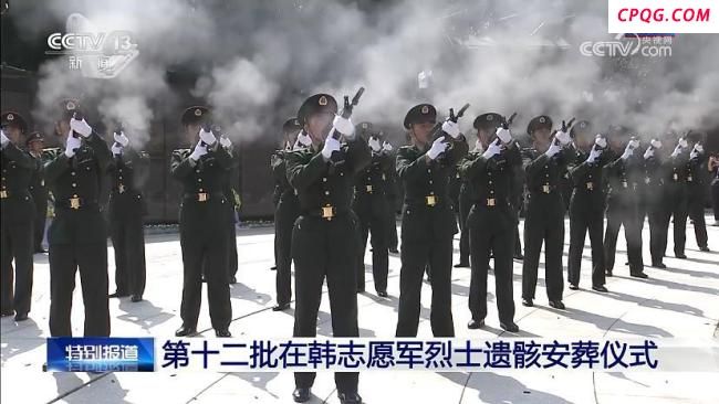 小伙带123束花给志愿军烈士墓献花