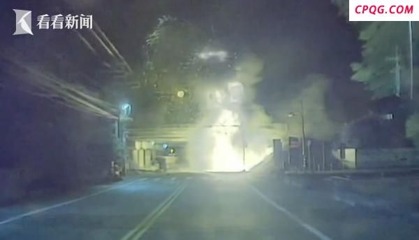 台湾一卡车撞桥油箱飞出瞬间爆燃