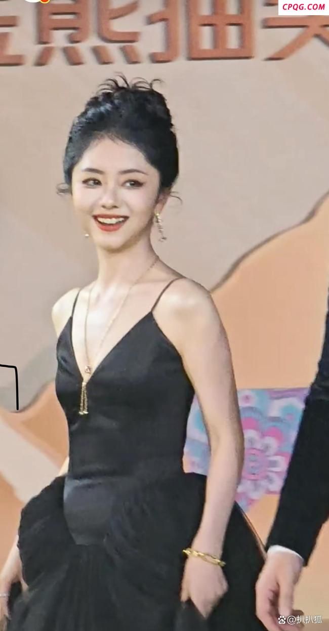谭松韵李晨现身金熊猫盛典