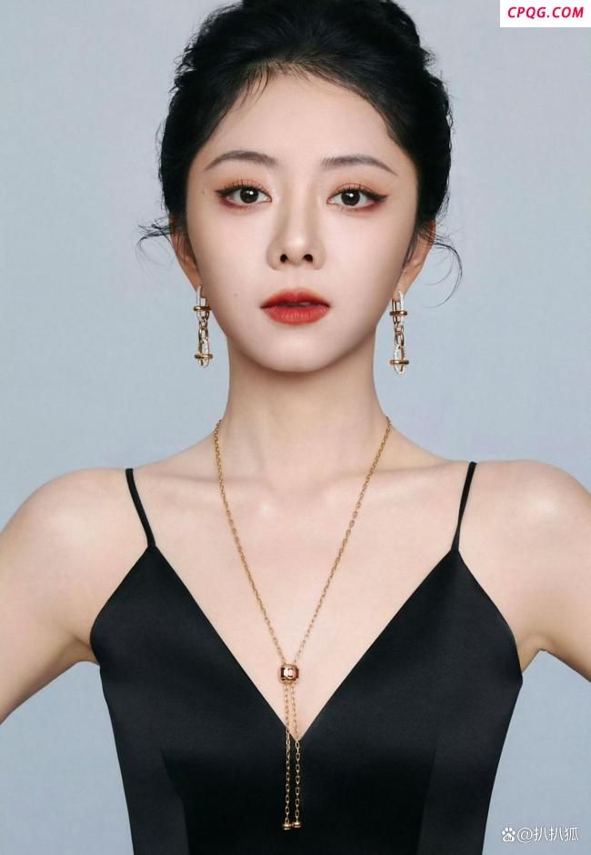 谭松韵李晨现身金熊猫盛典 谭松韵惊艳蜕变引发热议