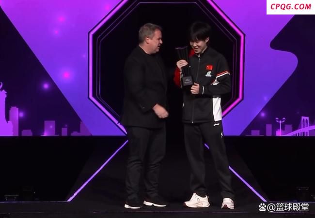王楚钦孙颖莎夺冠合照 世界第一同框庆祝