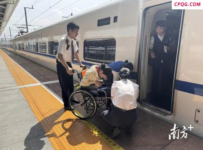 列车临停3分钟 紧急救助患病旅客