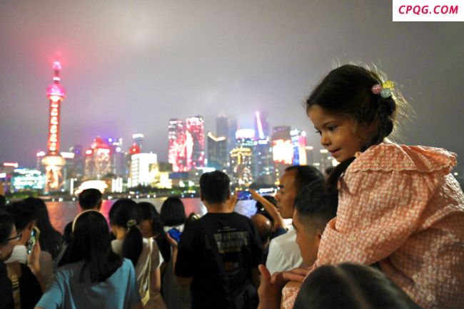 上海外滩夜色醉佳客 国庆灯光秀璀璨夺目