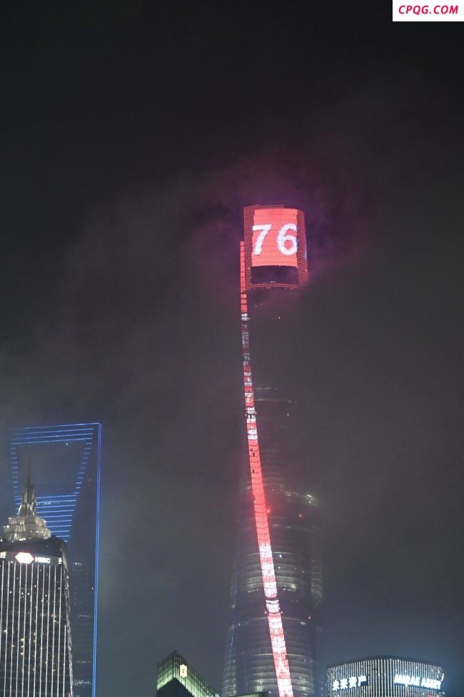 上海外滩夜色醉佳客 国庆灯光秀璀璨夺目