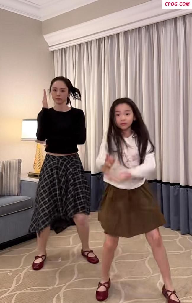 董璇小酒窝合体跳《技能五子棋》 母女齐舞欢乐多
