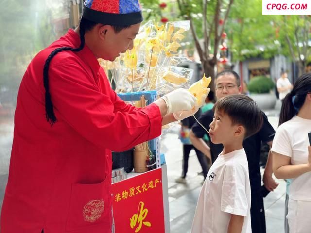 国庆假期首日北京前门大街人如潮 美食小店门庭若市