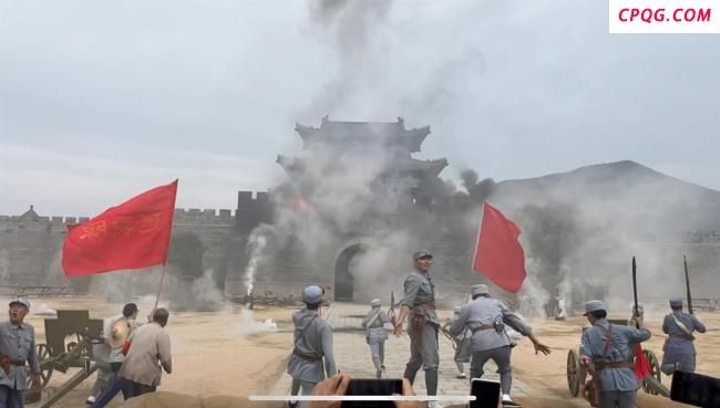 景区NPC带数百游客“攻打县城” 沉浸式体验引热潮