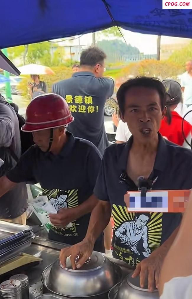 外国游客专程从上海来看“鸡排哥”