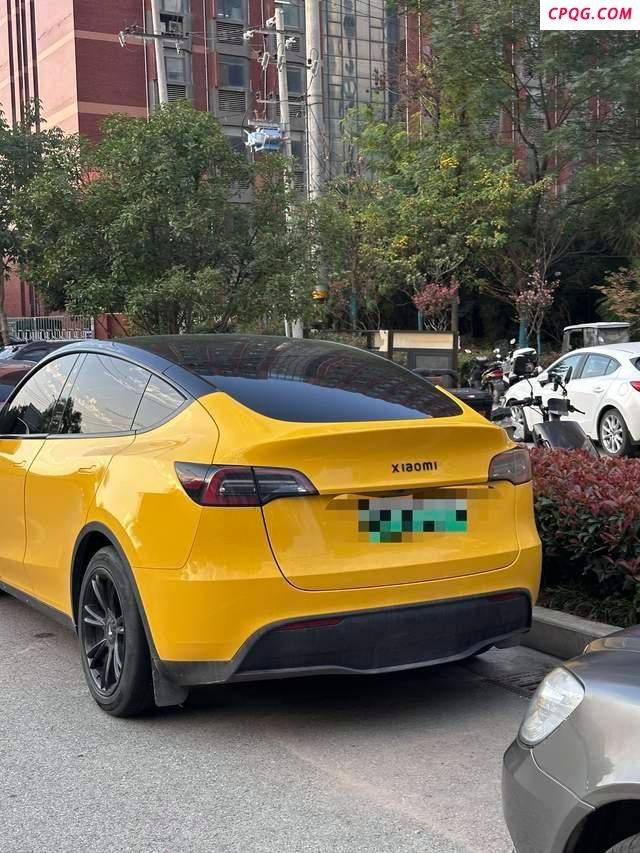 特斯拉“变身”小米汽车？交警回应 擅自改标属违法