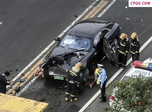 知名车评人陈震发生交通事故 劳斯莱斯闪灵损毁严重