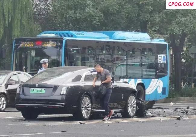 陈震的劳斯莱斯是二手车 事故现场曝光