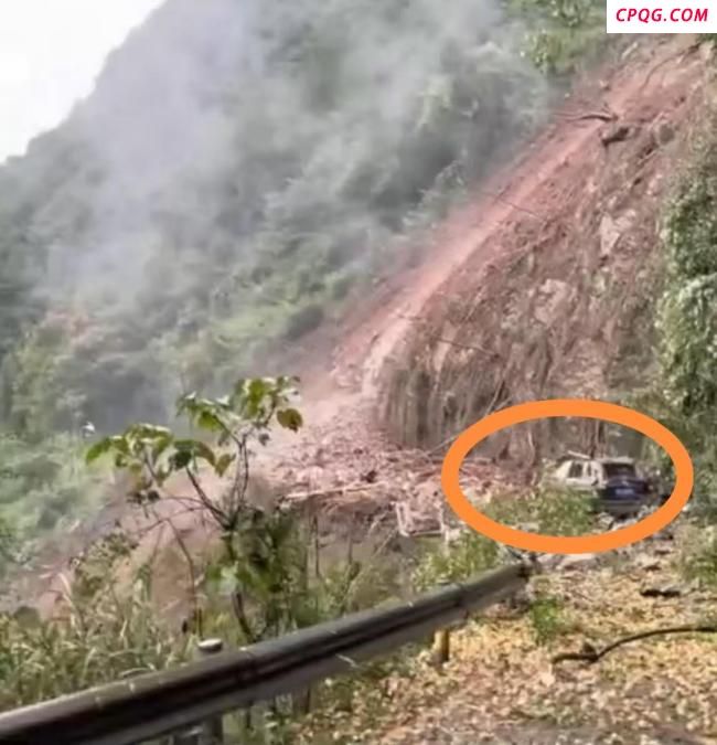 巫溪突发山体滑坡 过路司机受伤