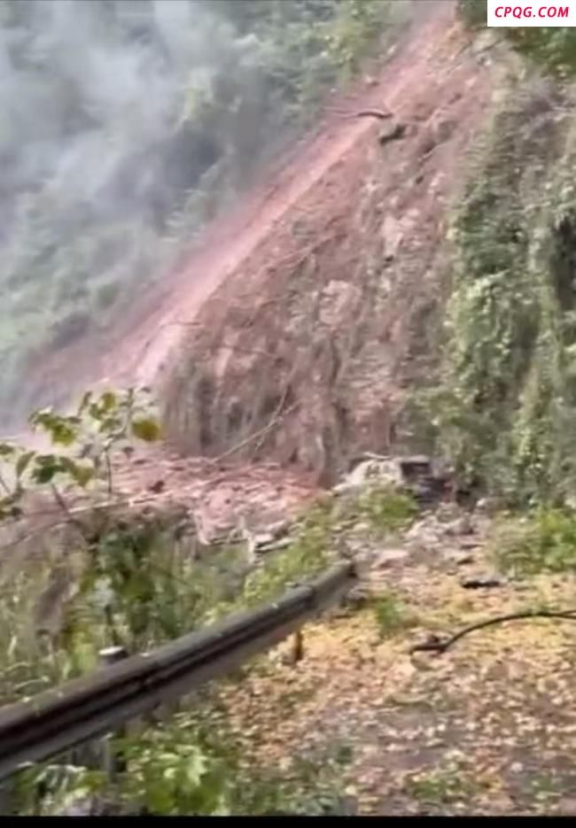 巫溪突发山体滑坡 过路司机受伤 地质不稳持续降雨致抢修难
