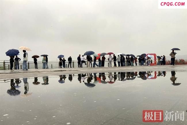 丹江口水库泄洪 游客现场观赏 节日打卡新风尚