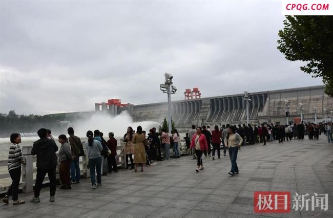 丹江口水库泄洪 游客现场观赏 节日打卡新风尚