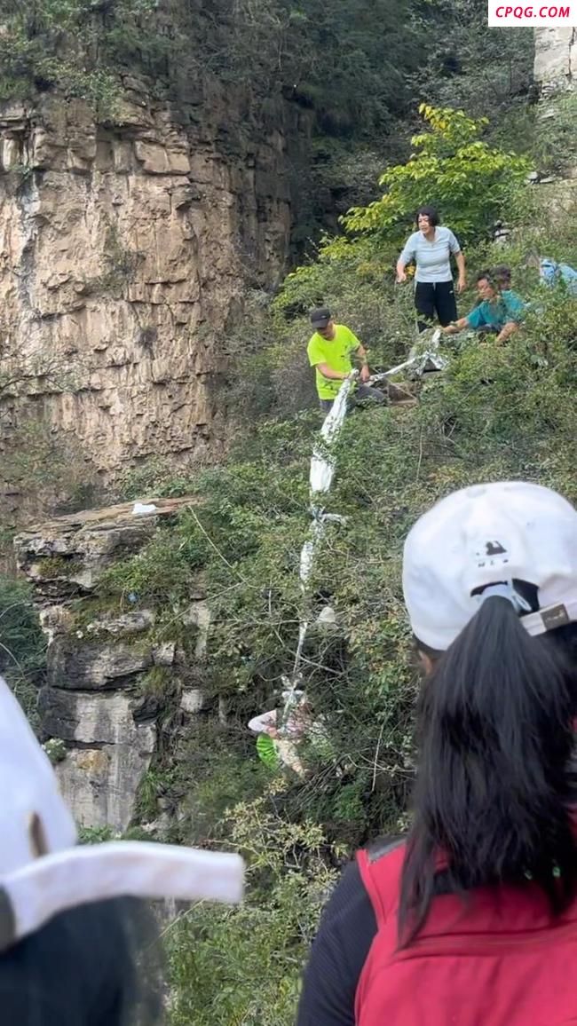 女子徒步滑落悬崖抓住树枝捡回命
