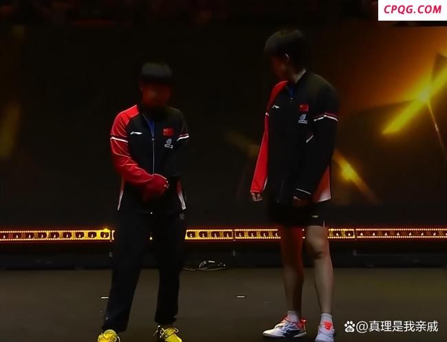 孙颖莎把鲜花扔向观众席送给球迷 混双夺冠风采依旧