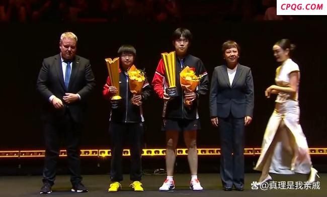孙颖莎把鲜花扔向观众席送给球迷 混双夺冠风采依旧