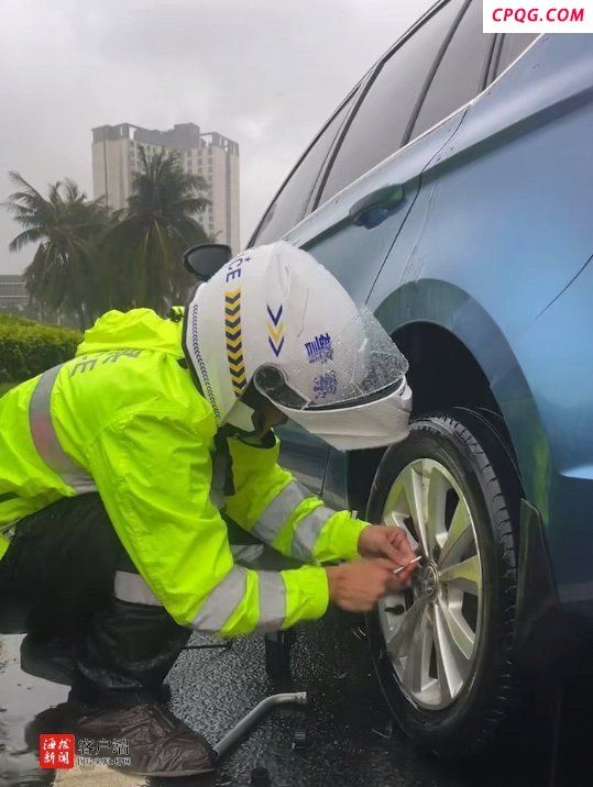 海口交警台风天送市民回家