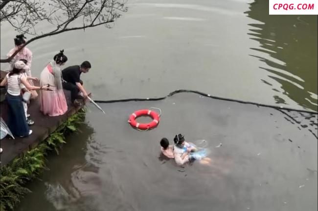 女游客拍照落水 男子跳河将其救起