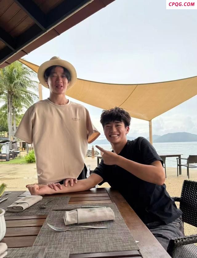 杨阳洋国庆去马来西亚找Joe玩 童年好友再聚首