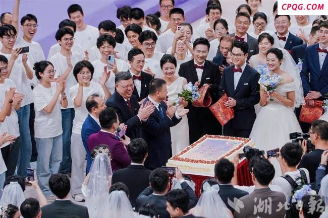 华科大73对新人集体成婚