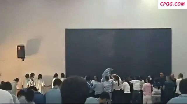 家长跪一排被学生轮流踩过 官方调查