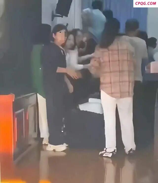 家长跪一排被学生轮流踩过 官方调查 活动欠妥引争议
